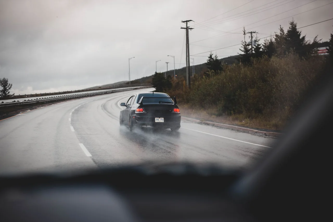 Aquaplanagem e Chuva Forte: Como Manter o Controlo do Carro