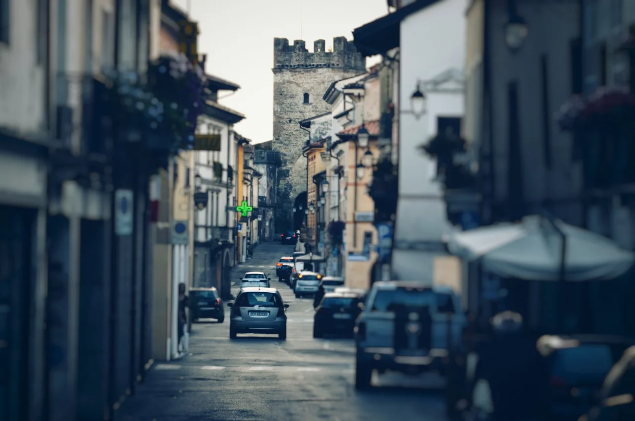 Conduzir no Centro Histórico de Guimarães: Ruas Estreitas e Zonas Pedonais