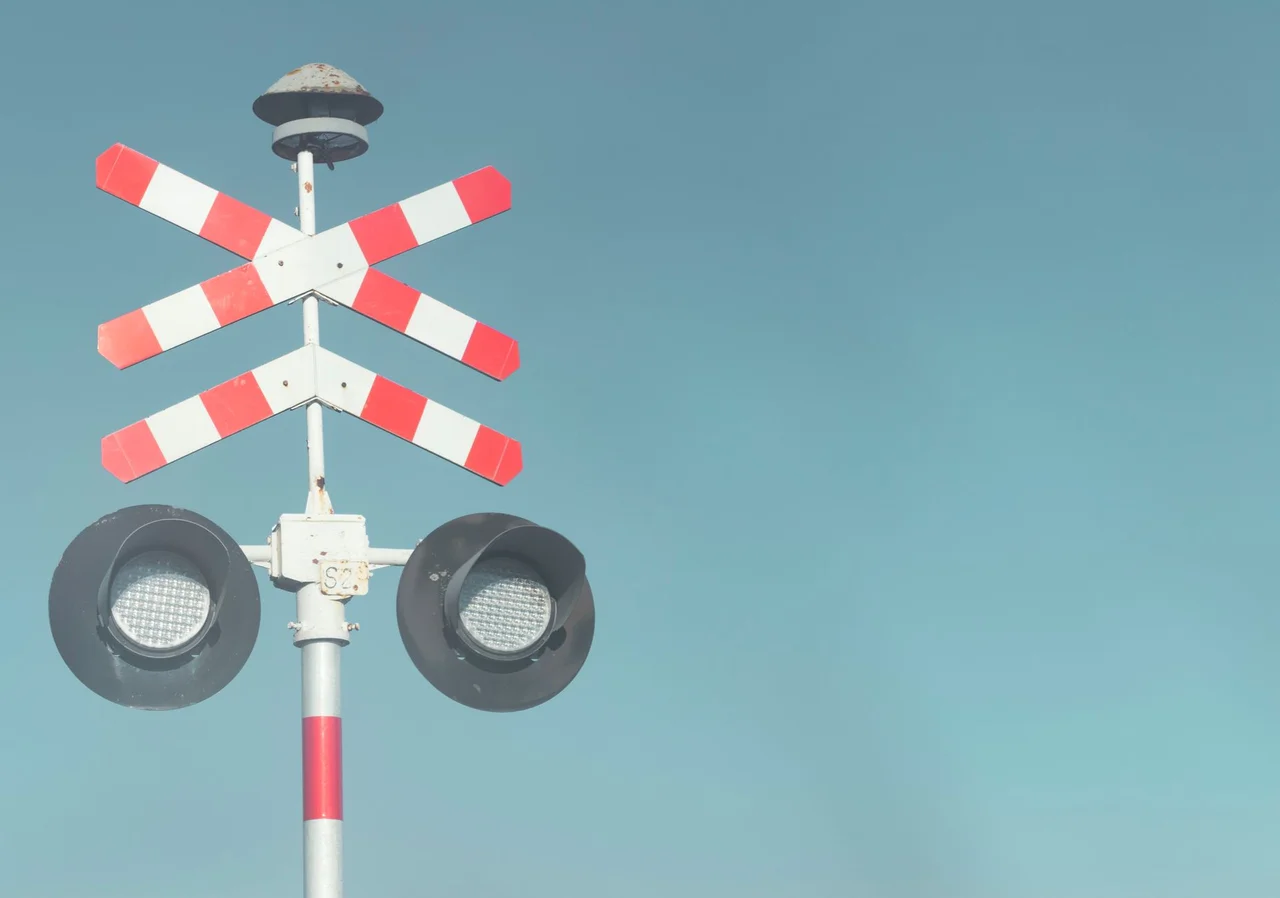 Passagens de Nível: Regras de Segurança ao Atravessar a Via Férrea