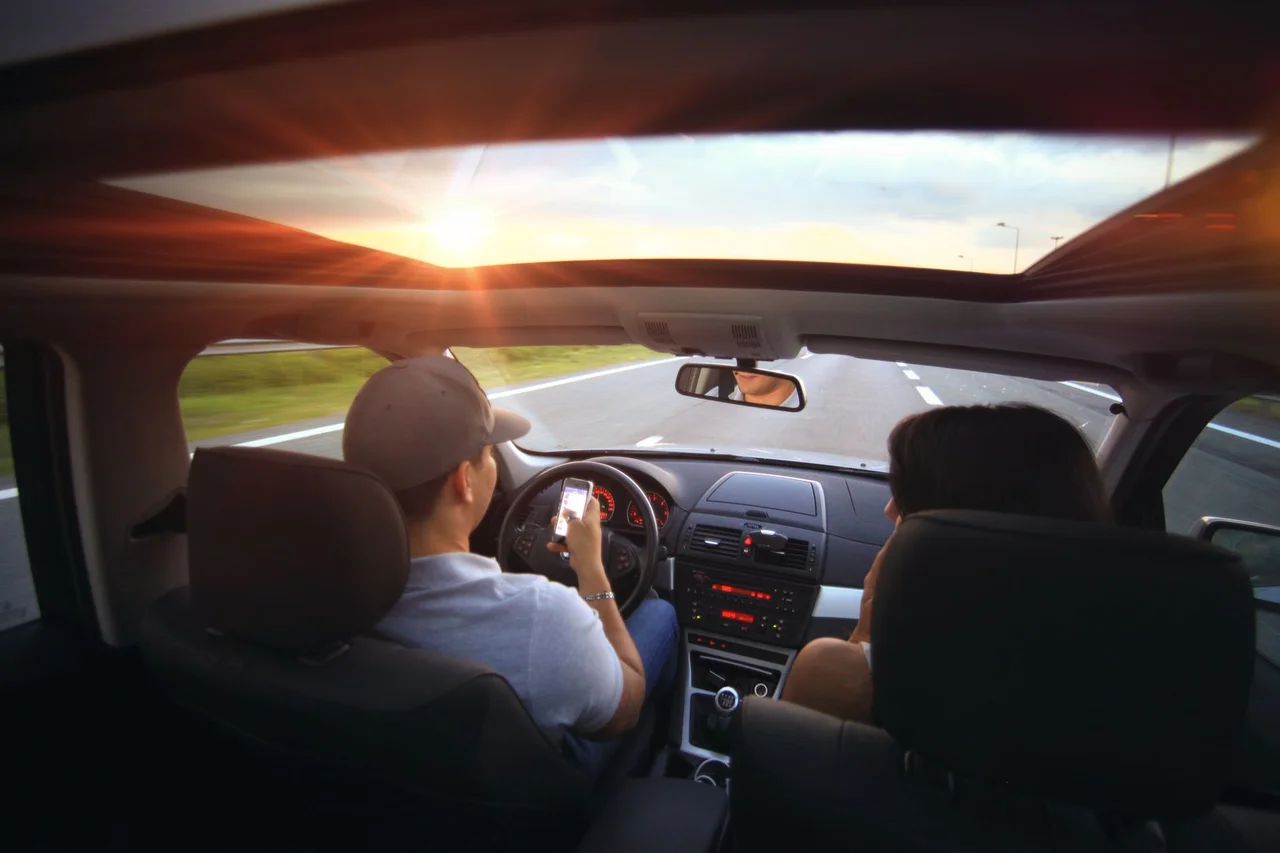 Telemóvel ao Volante: Regras, Multas e Como Resistir à Tentação